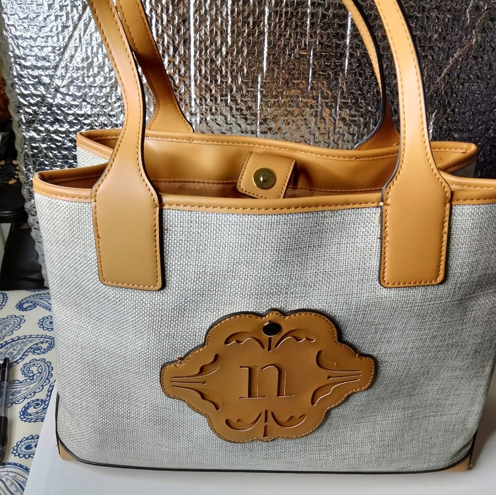 Nanette Lepore shoulder bag. Color: Beige. Inside division.